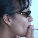 Fotografía de archivo de una fumadora. EFE/hep