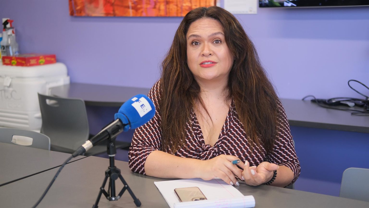 Mariana Marroquín, gestora de programas de la organización Los Ángeles LGTB Center, habla durante una entrevista con Efe el 9 de agosto de 2022 en Los Ángeles (EEUU). EFE/ Guillermo Azábal