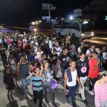 Migrantes de diversas nacionalidades caminan en caravana hoy, en Tapachula (México). EFE/Juan Manuel Blanco
