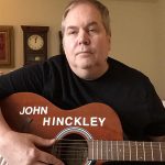 Fotografía personal cedida por John Hinckley en la que aparece con su guitarra. De intentar matar a Ronald Reagan para impresionar a Jodie Foster a componer canciones que promueven "la paz y el amor", tras más de tres décadas encerrado en una institución mental. EFE/ John Hinckley / SOLO USO EDITORIAL/ SOLO DISPONIBLE PARA ILUSTRAR LA NOTICIA QUE ACOMPAÑA (CRÉDITO OBLIGATORIO)