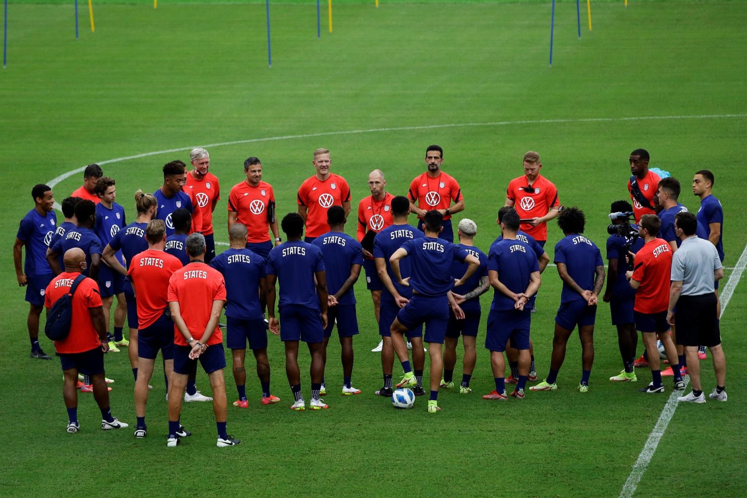 El director técnico de la selección de fútbol de los Estados Unidos, Gregg Berhalter, dirige un entrenamiento de su equipo durante las eliminatorias de Concacaf para el Mundial de Qatar 2022, en una fotografía de archivo. EFE/ Bienvenido Velasco