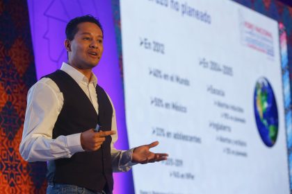 El experto en biología de la reproducción humana, Alejandro Rosas, habla hoy durante una conferencia de prensa en el marco del Foro Nacional para Médicos Generales sobre Planificación Familiar, en la ciudad de Guadalajara, Jalisco (México). EFE/Francisco Guasco