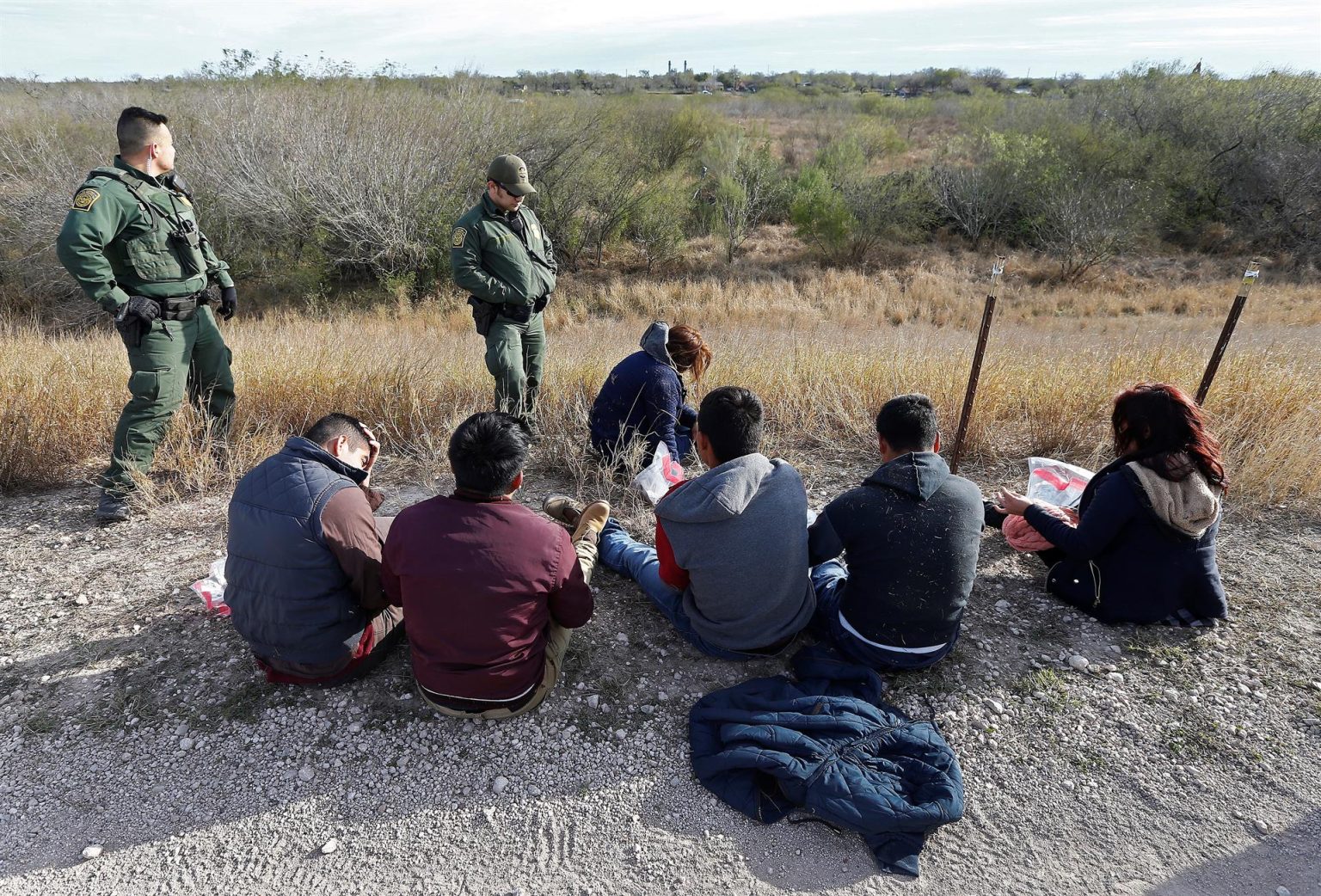 Agentes de la Patrulla Fronteriza de los Estados Unidos rescatan a varios inmigrantes. Imagen de archivo. EFE/Larry W. Smith