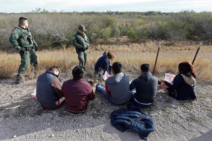 Agentes de la Patrulla Fronteriza de los Estados Unidos rescatan a varios inmigrantes. Imagen de archivo. EFE/Larry W. Smith