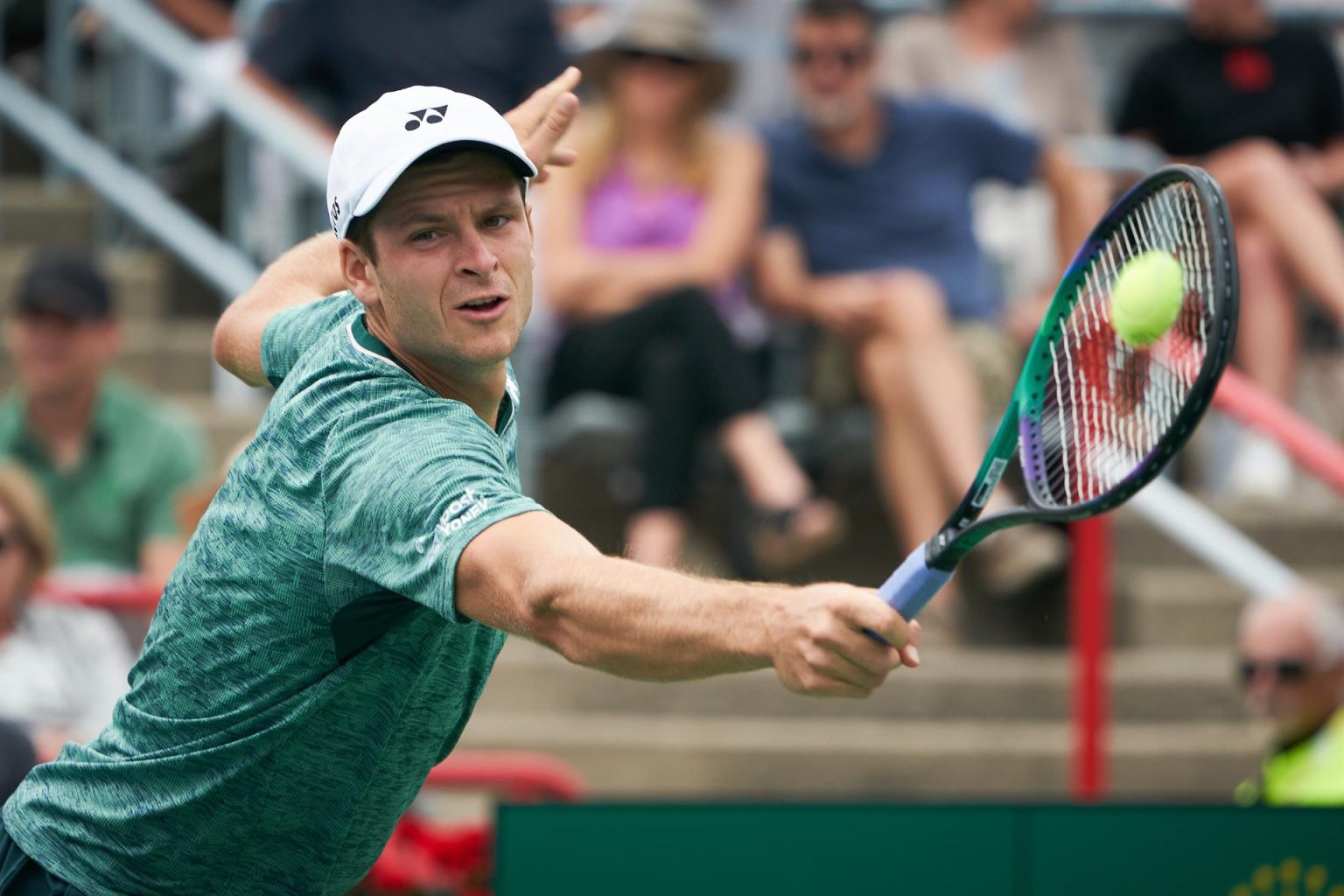 El tenista polaco Hubert Hurkacz le contesta una bola al australiano Nick Kyrgios, durante los cuartos de final del torneo Montreal, este 12 de agosto de 2022. EFE/Andre Pichette