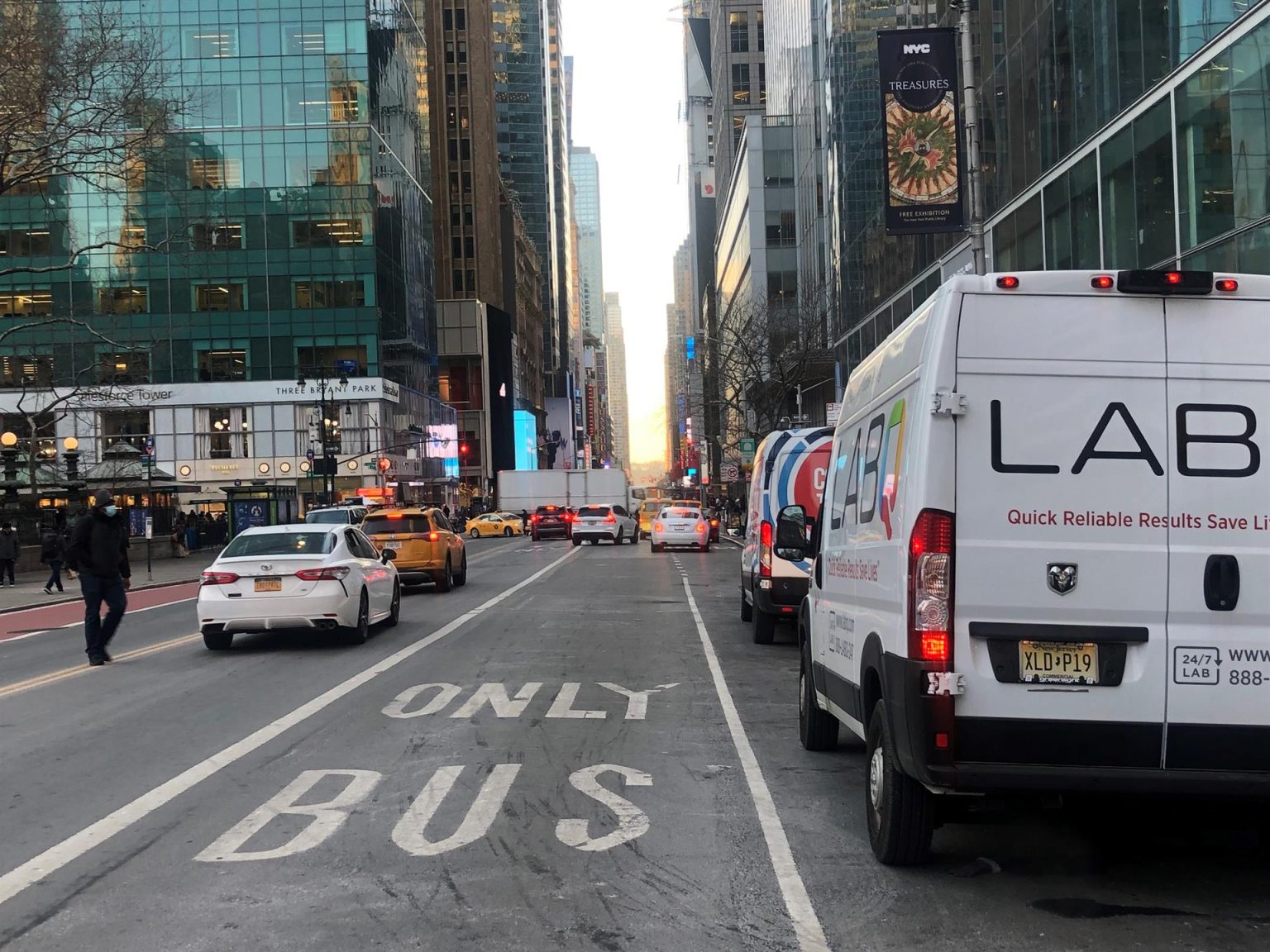 Vehículos transitan frente al carril de autobuses en la zona de Times Square, en Nueva York (EE.UU). Imagen de archivo. EFE/Javier Otazu