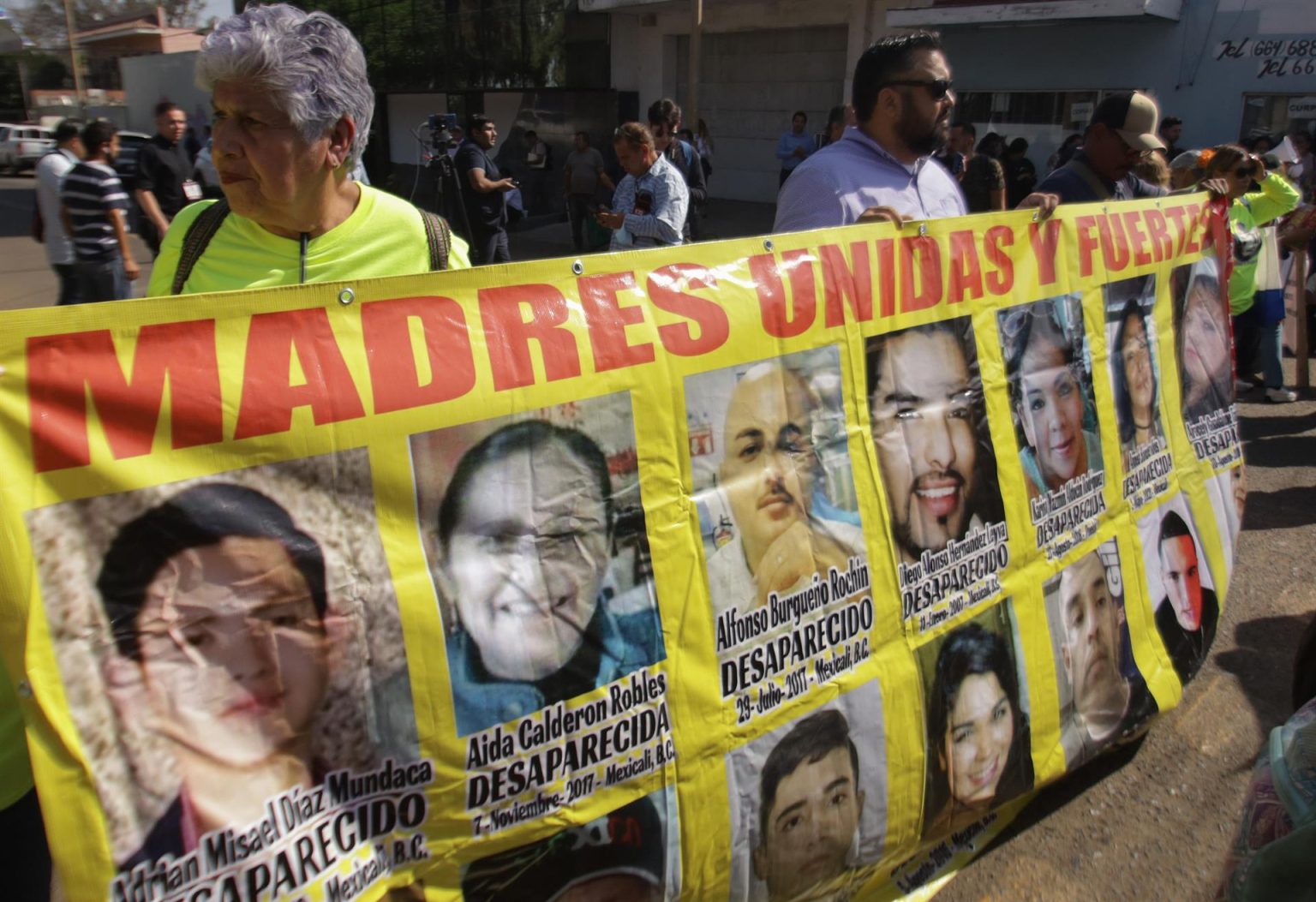 Manifestantes protestan al exterior de un acto protocolario del presidente de México, Andrés Manuel López Obrador, este viernes en la ciudad de Tijuana, en Baja California (México). EFE/Joebeth Terriquez