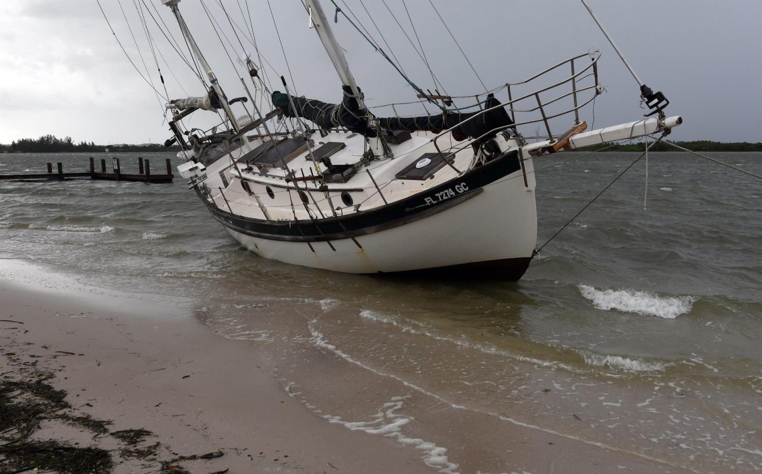 Vista de un velero que fue llevado a la costa después de perder su amarre por los fuertes vientos de un huracán en Fort Pierce, Florida (Estados Unidos). EFE/ Jim Rassol