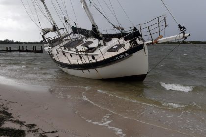 Vista de un velero que fue llevado a la costa después de perder su amarre por los fuertes vientos de un huracán en Fort Pierce, Florida (Estados Unidos). EFE/ Jim Rassol