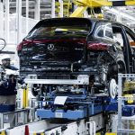 Fotografía divulgada por Mercedes-Benz que muestra la producción de un todocaminos SUV EQS de la marca alemana, en la planta que el fabricante tiene en la localidad de Tuscaloosa en Alabama (EE UU). EFE/ Mercedes-benz SOLO USO EDITORIAL SOLO DISPONIBLE PARA ILUSTRAR LA NOTICIA QUE ACOMPAÑA (CRÉDITO OBLIGATORIO)