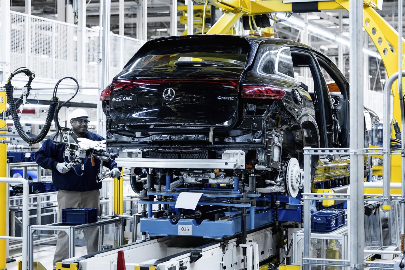 Fotografía divulgada por Mercedes-Benz que muestra la producción de un todocaminos SUV EQS de la marca alemana, en la planta que el fabricante tiene en la localidad de Tuscaloosa en Alabama (EE UU). EFE/ Mercedes-benz SOLO USO EDITORIAL SOLO DISPONIBLE PARA ILUSTRAR LA NOTICIA QUE ACOMPAÑA (CRÉDITO OBLIGATORIO)