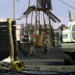 Personal de emergencia trabaja en el rescate de los 10 mineros atrapados en una mina en Sabinas (México). EFE/ Antonio Ojeda