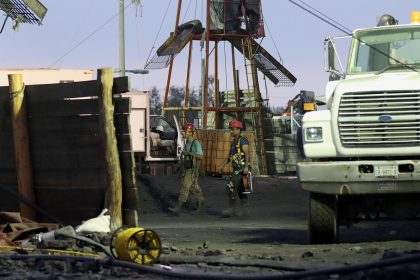 Personal de emergencia trabaja en el rescate de los 10 mineros atrapados en una mina en Sabinas (México). EFE/ Antonio Ojeda