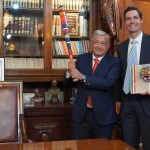 Fotografía cedida hoy, por la presidencia de México, del mandatario mexicano, Andrés Manuel López Obrador (i) y el jefe de Operaciones y Estrategia de las Grandes Ligas (MLB), Chris Marinak (d), durante una reunión en el Palacio Nacional, en Ciudad de México (México). EFE/Presidencia de México/SOLO USO EDITORIAL/SOLO DISPONIBLE PARA ILUSTRAR LA NOTICIA QUE ACOMPAÑA (CRÉDITO OBLIGATORIO)