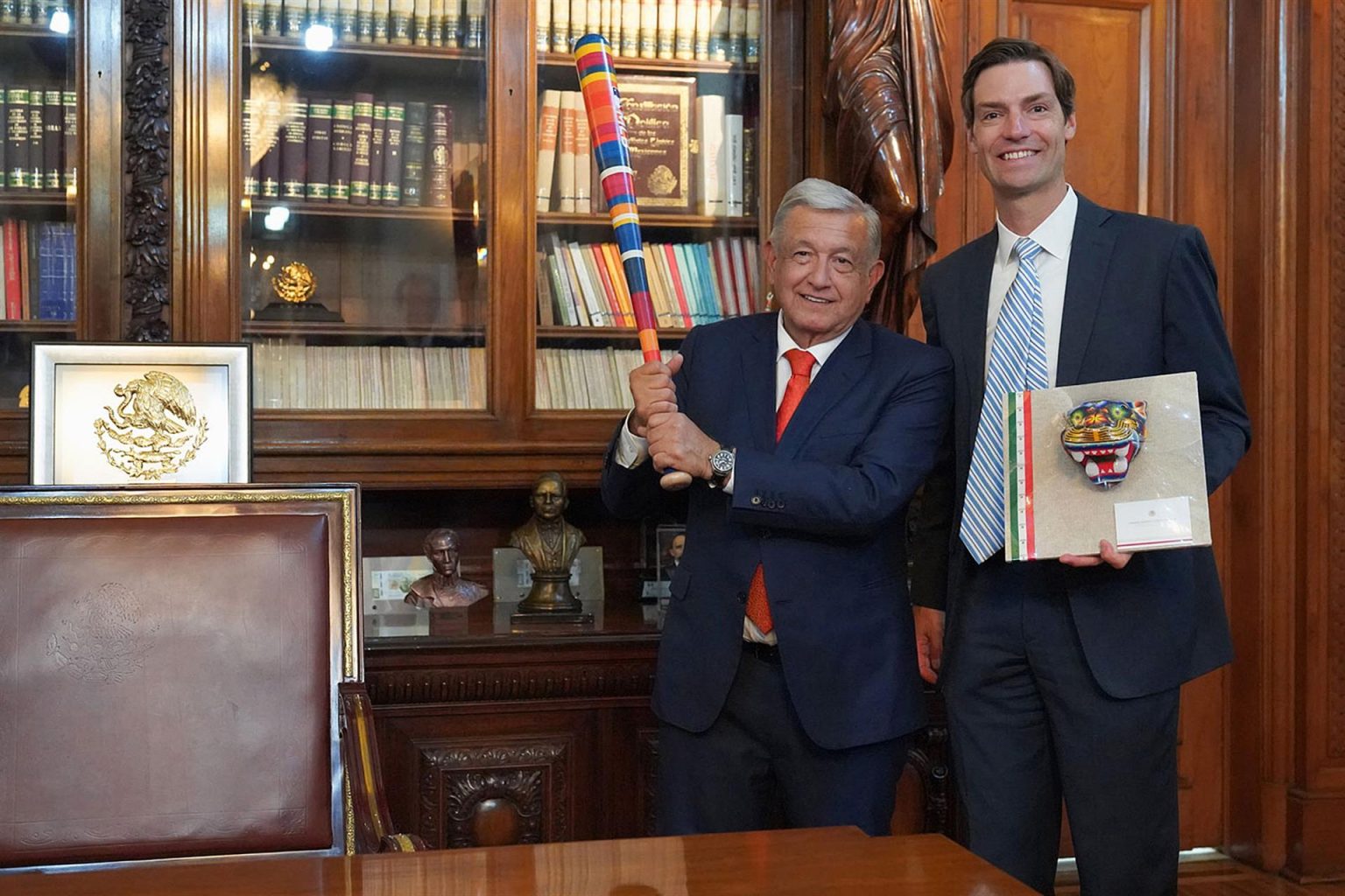 Fotografía cedida hoy, por la presidencia de México, del mandatario mexicano, Andrés Manuel López Obrador (i) y el jefe de Operaciones y Estrategia de las Grandes Ligas (MLB), Chris Marinak (d), durante una reunión en el Palacio Nacional, en Ciudad de México (México). EFE/Presidencia de México/SOLO USO EDITORIAL/SOLO DISPONIBLE PARA ILUSTRAR LA NOTICIA QUE ACOMPAÑA (CRÉDITO OBLIGATORIO)