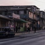 Miembros de la Policía Estatales resguardan una unidad de transporte publico incendiada el 12 de agosto de 2022, en la ciudad fronteriza Tijuana, Baja California (México). EFE/ Joebeth Terríquez