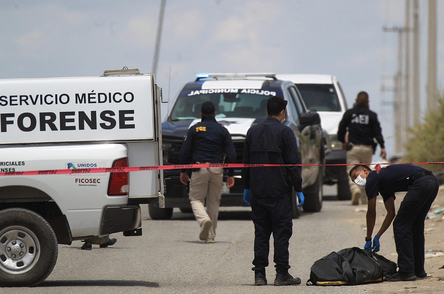 Peritos forenses trabajan en la zona donde se cometió un crimen el 9 de agosto de 2022, en Ciudad Juárez, estado de Chihuahua (México).  EFE/ Luis Torres