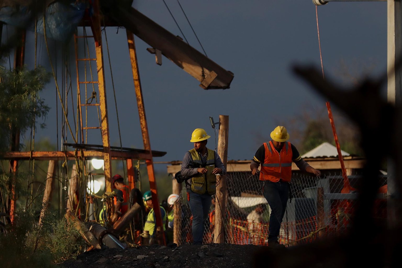 Rescatistas trabajan en la zona en donde se encuentran los diez mineros atrapados en el municipio de Sabinas, en Coahuila (México). EFE/Antonio Ojeda