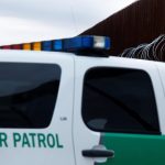 Un agente de la Patrulla Fronteriza de los Estados Unidos atraviesa una puerta en la cerca a lo largo del río Grande cerca de McAllen, Texas, imagen de archivo. EFE / LARRY W. SMITH