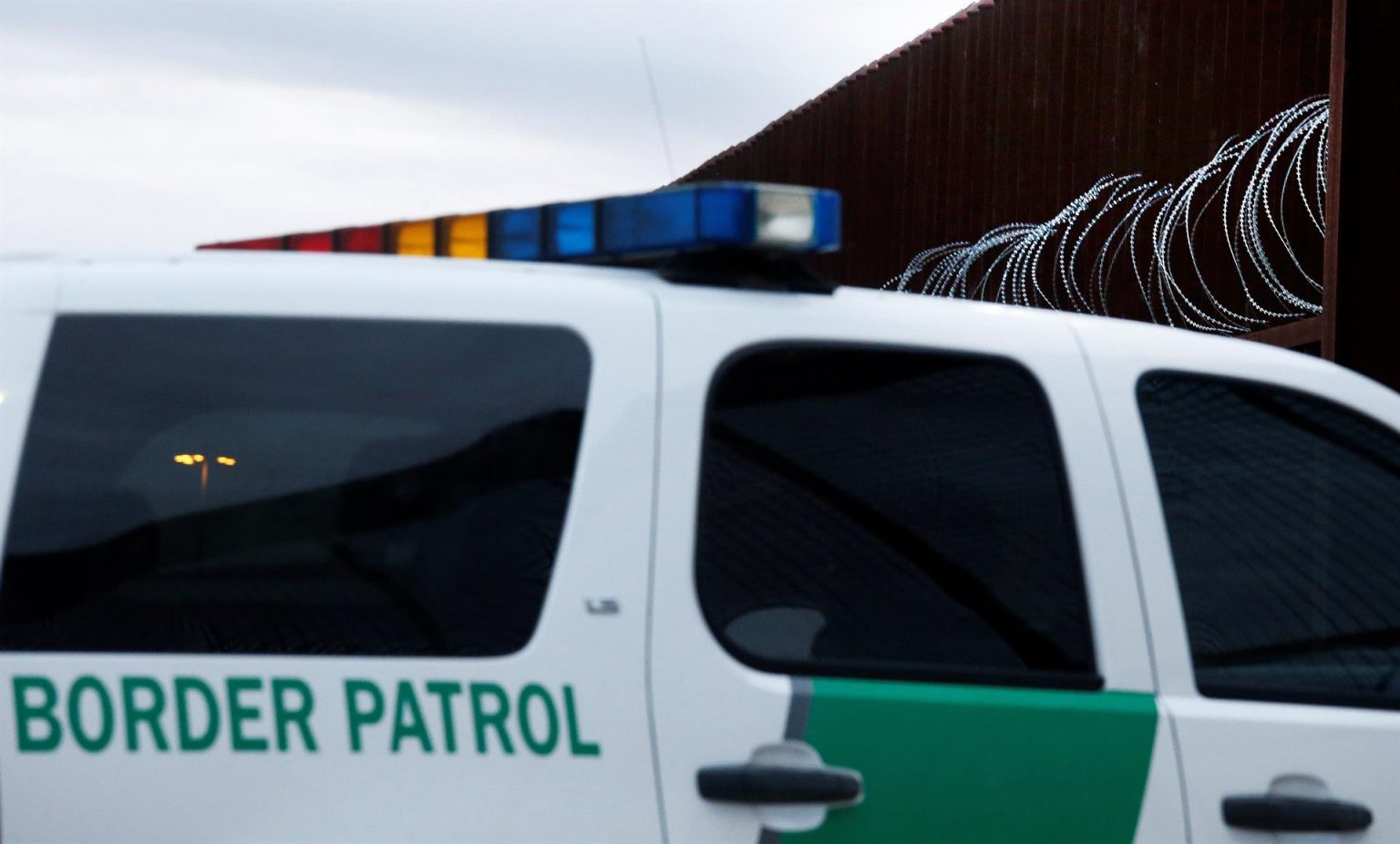 Un agente de la Patrulla Fronteriza de los Estados Unidos atraviesa una puerta en la cerca a lo largo del río Grande cerca de McAllen, Texas, imagen de archivo. EFE / LARRY W. SMITH