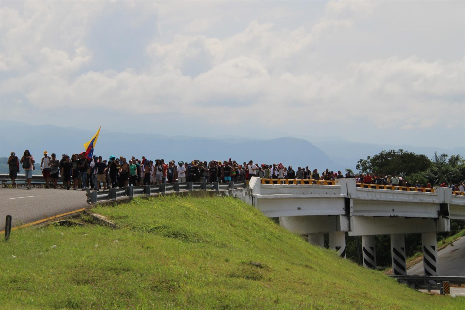 Migrantes indocumentados caminan en caravana este lunes, en el municipio de Tapachula, en Chiapas (México). EFE/Juan Manuel Blanco