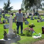 Un chamán realiza el ritual del "humo sagrado maya" junto a la tumba del dirigente chicano Ricardo Falcón, durante la ceremonia de conmemoración de los 50 años de su muerte celebrada el 27 de agosto en el cementerio de Fort Lupton en Colorado. EFE/Francisco E. Miraval