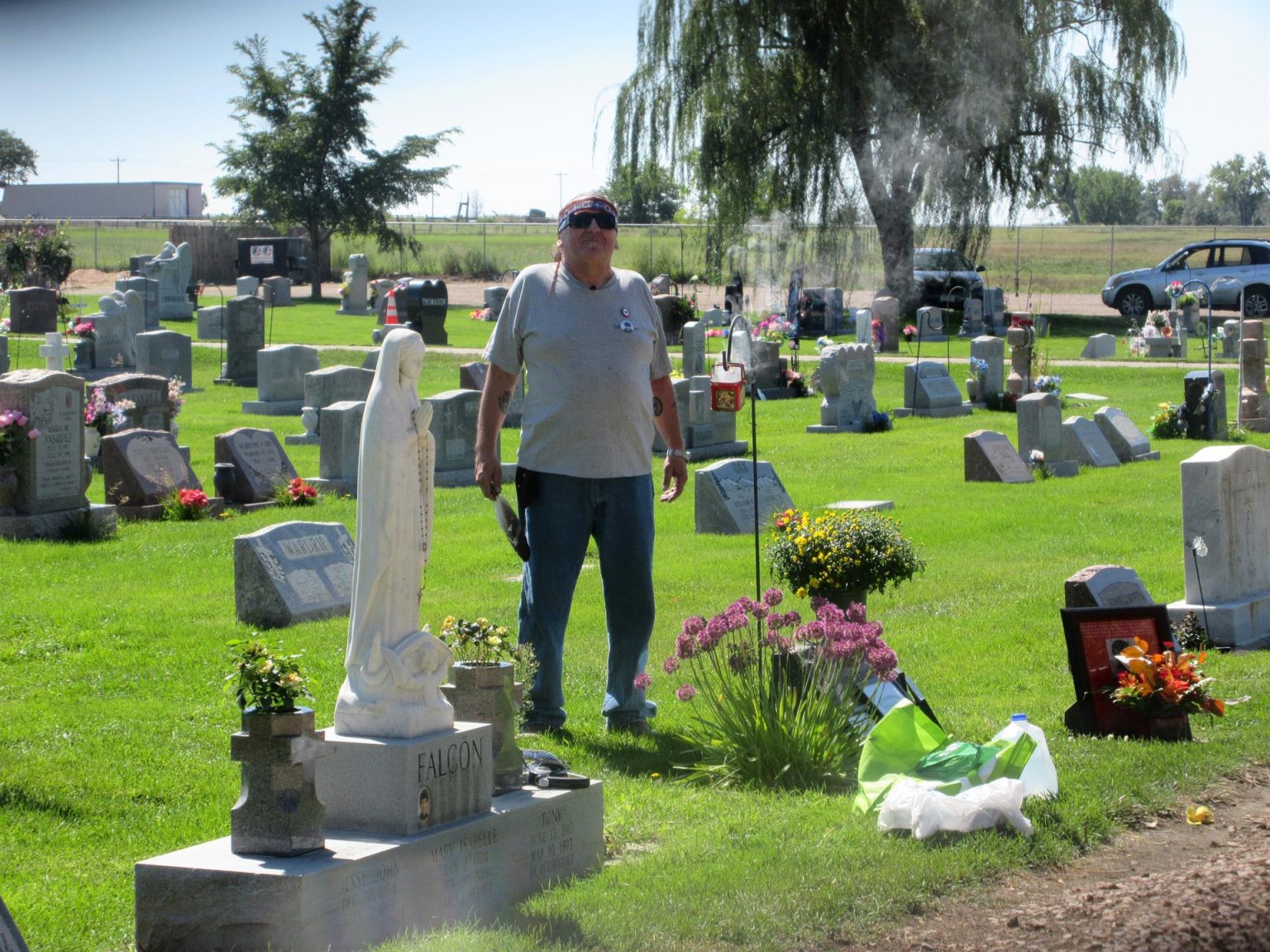 Un chamán realiza el ritual del "humo sagrado maya" junto a la tumba del dirigente chicano Ricardo Falcón, durante la ceremonia de conmemoración de los 50 años de su muerte celebrada el 27 de agosto en el cementerio de Fort Lupton en Colorado. EFE/Francisco E. Miraval