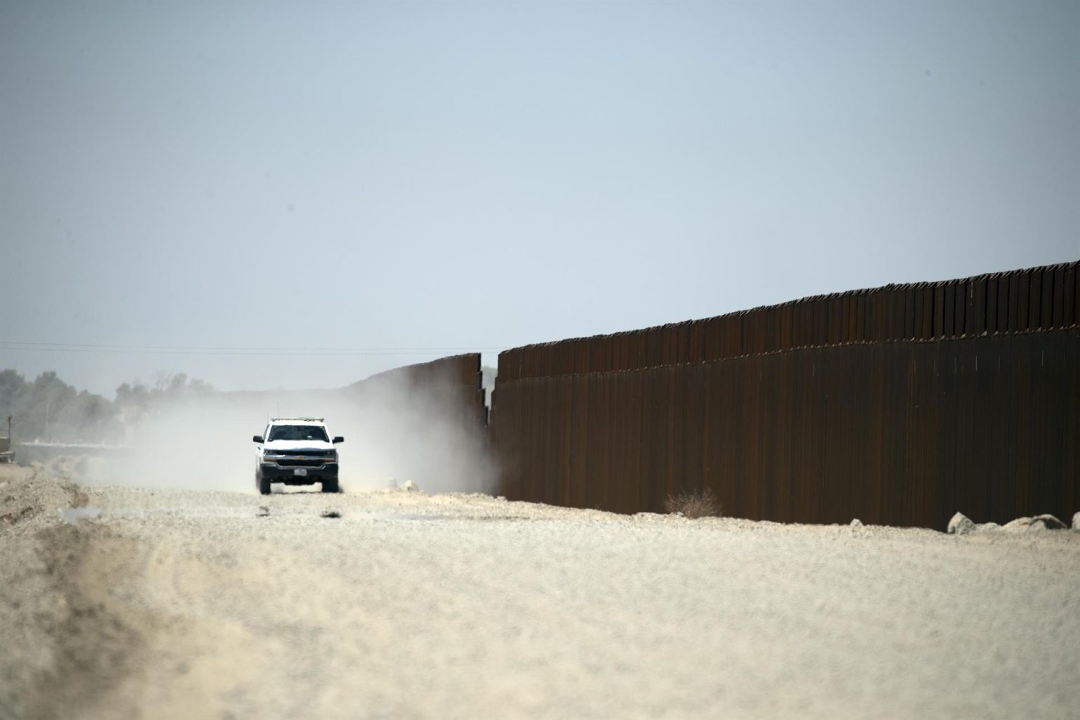 Agentes de la Patrulla Fronteriza en Yuma dijeron de forma anónima a Efe que ellos mismos han sido testigos de cómo los migrantes están logrando superar el obstáculo en menos de tres minutos y llegar a Estados Unidos. Imagen de archivo. EFE/EPA/ETIENNE LAURENT