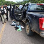 Fotografía cedida hoy, por la Secretaría de Seguridad Pública de Michoacán, de personal de la dependencia al resguardo de la zona donde se enfrentaron supuestos criminales, en el municipio de Tuzantla (México). EFE/Secretaría de Seguridad Pública de Michoacán/SOLO USO EDITORIAL/SOLO DISPONIBLE PARA ILUSTRAR LA NOTICIA QUE ACOMPAÑA(CRÉDITO OBLIGATORIO)