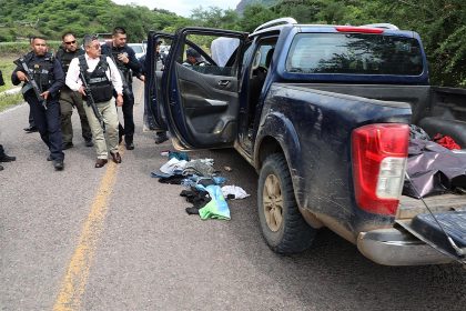 Fotografía cedida hoy, por la Secretaría de Seguridad Pública de Michoacán, de personal de la dependencia al resguardo de la zona donde se enfrentaron supuestos criminales, en el municipio de Tuzantla (México). EFE/Secretaría de Seguridad Pública de Michoacán/SOLO USO EDITORIAL/SOLO DISPONIBLE PARA ILUSTRAR LA NOTICIA QUE ACOMPAÑA(CRÉDITO OBLIGATORIO)