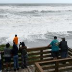 Curiosos observan las olas que causa el huracán Dorian en el paseo marítimo de Juno Beach, Florida (Estados Unidos). Imagen de archivo. EFE/ Jim Rassol