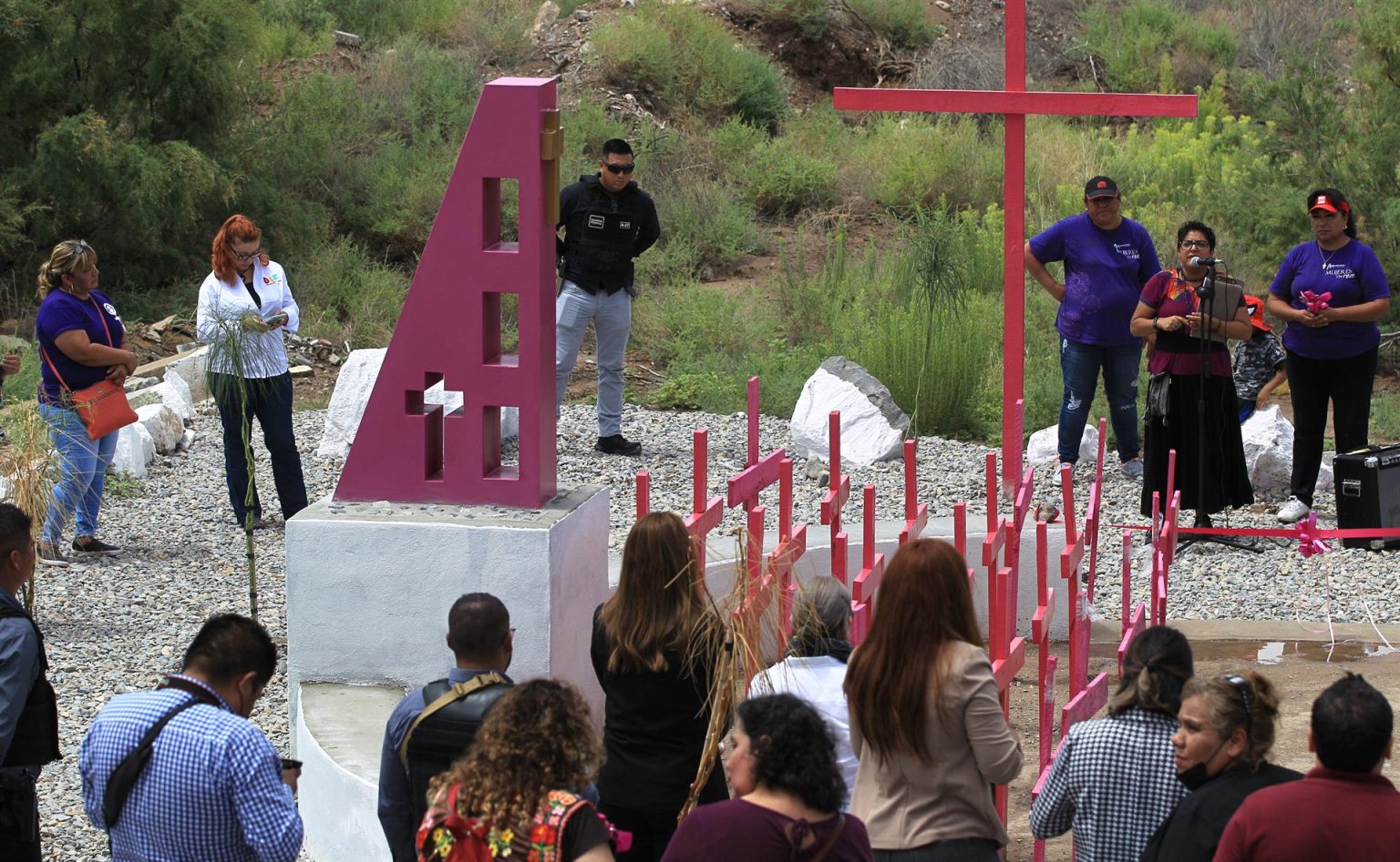 Familiares y amigos de víctimas de violencia, e integrantes de la red mesa de mujeres inauguran hoy el memorial “Latidos de un corazón resiliente” en Ciudad Juárez, Chihuahua (México). EFE/Luis Torres