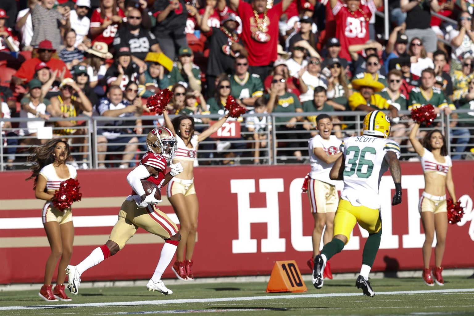 Danny Gray (i) de los San Francisco 49ers en acción frente a Vernon Scott (d) de los Green Bay Packers, durante la pretemporada de la NFL en el Levi's Stadium, en Santa Clara, California (EE.UU.), este 12 de agosto de 2022. EFE/EPA/John G. Mabanglo