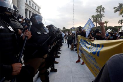 Fotografía de archivo que muestra varios ciudadanos durante una protesta en contra de LUMA Energy. EFE/Thais Llorca