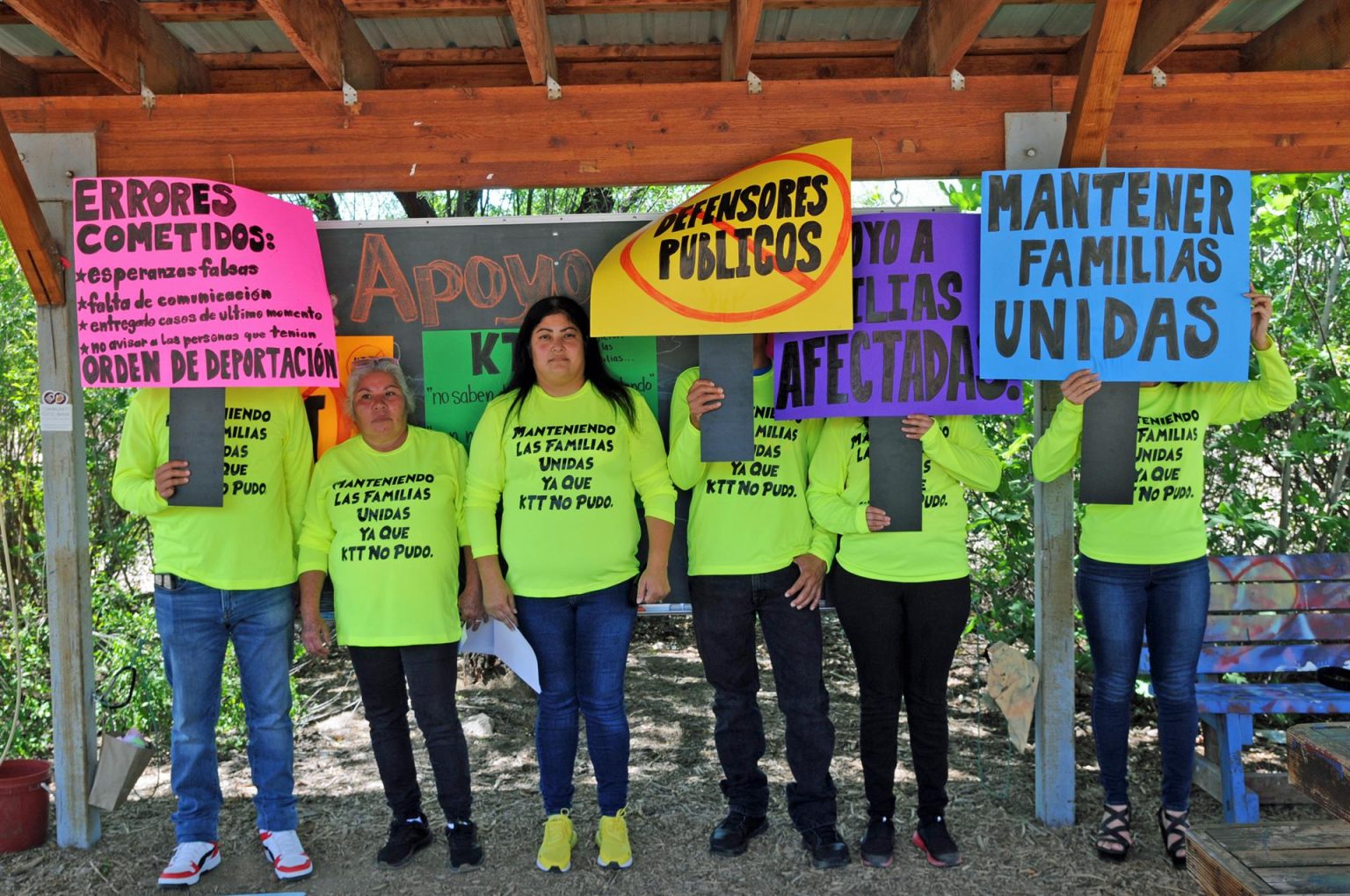 Alexandra Hernández (c) y Mónica Silva Valenzuela (2.izq,), representantes del grupo de familias de inmigrantes, posan para una foto para Efe, hoy en Tucson, Arizona (EE. UU). EFE/ María León