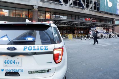 Fotografía de archivo de un vehículo de la policía de Nueva York. EFE/ Jason Szenes