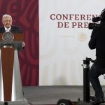 Fotografía cedida por la Presidencia de México del mandatario mexicano, Andrés Manuel López Obrador, durante una rueda de prensa en el Palacio Nacional, en Ciudad de México (México). EFE/ Presidencia De México / SOLO USO EDITORIAL/ SOLO DISPONIBLE PARA ILUSTRAR LA NOTICIA QUE ACOMPAÑA (CRÉDITO OBLIGATORIO)