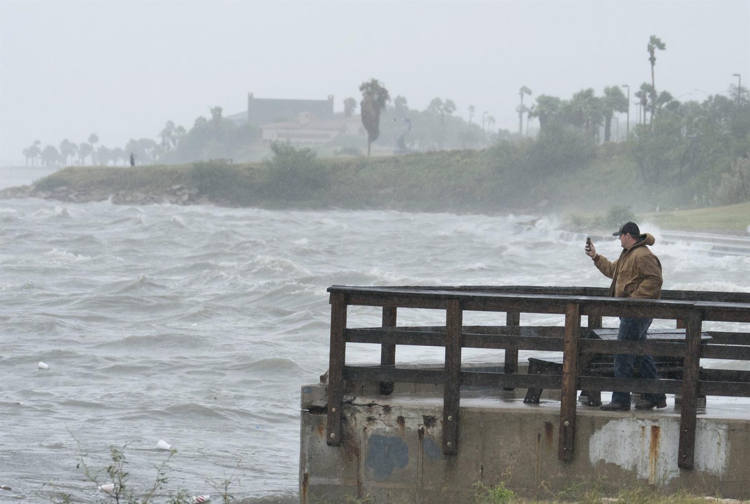 Fotografía de archivo de una persona mientras graba un vídeo con su teléfono móvil en Corpus Christi, Texas. EFE/DARREN ABATE