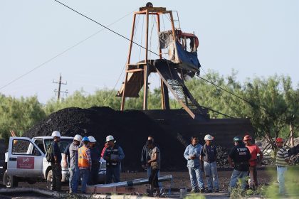 Varias personas trabajan en el rescate de 10 mineros atrapados en la zona donde se encuentran, en el municipio de Sabinas (México). EFE/ Antonio Ojeda