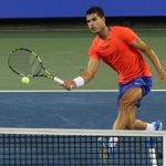 Carlos Alcaraz de España devuelve una volea contra Cameron Norrie de Reino Unido durante los cuartos de final del abierto Western and Southern Masters 2022 -Masters de Cincinnati-, hoy, en el Lindner Family Tennis Center en Mason, Ohio (EE.UU.). EFE/ Mark Lyons