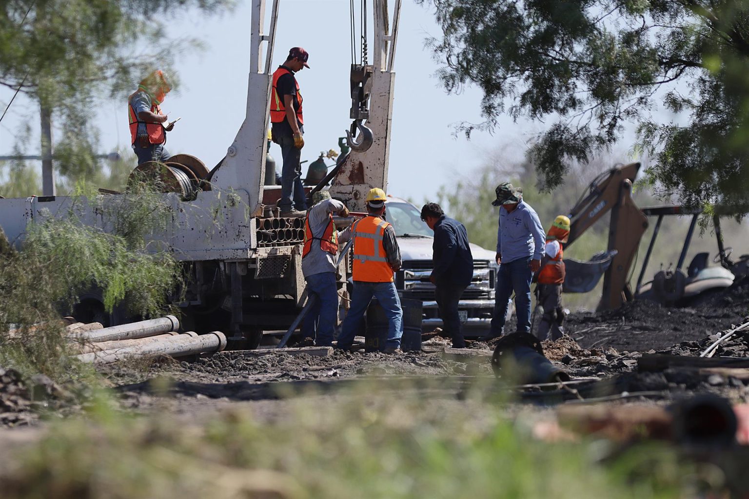 Mineros y personal de emergencias trabajan en la zona donde se encuentran 10 mineros atrapados, hoy en el municipio de Sabinas en Coahuila (México). EFE/Antonio Ojeda