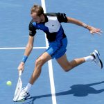 El tenista ruso Danil Medvedev devuelve hoy una pelota contra el canadiense Denis Shapovalov, durante un partido por la tercera ronda del Masters de Cincinnati en el Lindner Family Tennis Center de Mason, Ohio (EE.UU). EFE/ Mark Lyons