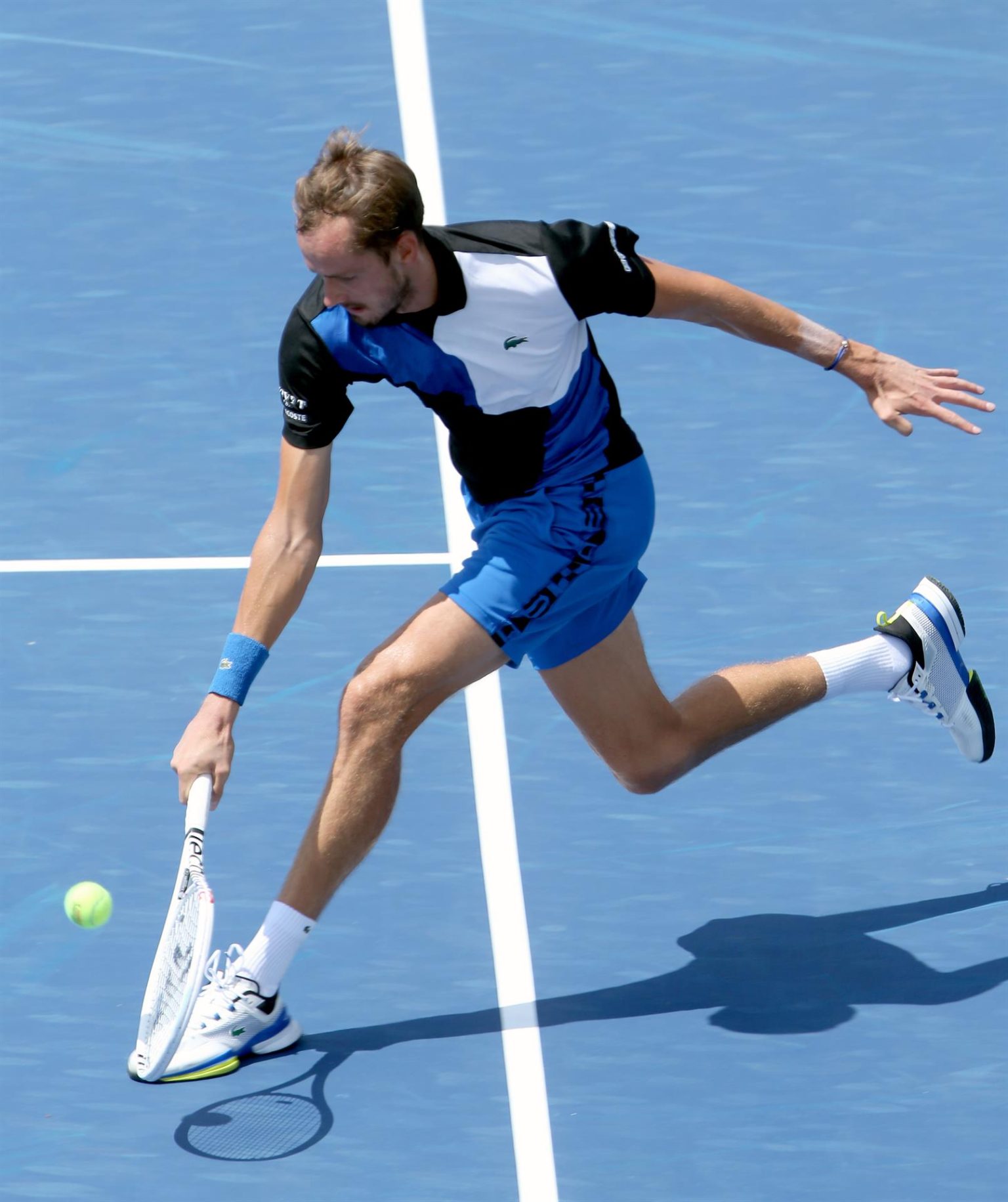 El tenista ruso Danil Medvedev devuelve hoy una pelota contra el canadiense Denis Shapovalov, durante un partido por la tercera ronda del Masters de Cincinnati en el Lindner Family Tennis Center de Mason, Ohio (EE.UU). EFE/ Mark Lyons