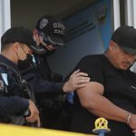 Fotografía de archivo de policías que conducen al nicaragüense Raduan Omar Zamora a la sede de la Corte Suprema de Justicia en Tegucigalpa (Honduras). EFE/Gustavo Amador