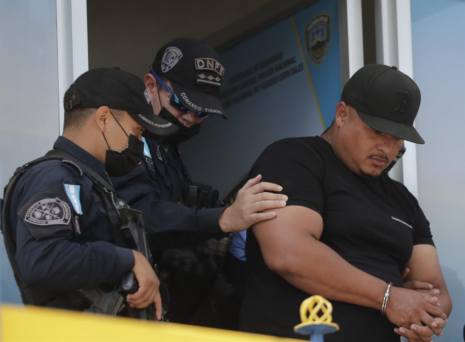 Fotografía de archivo de policías que conducen al nicaragüense Raduan Omar Zamora a la sede de la Corte Suprema de Justicia en Tegucigalpa (Honduras). EFE/Gustavo Amador