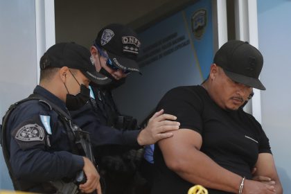 Fotografía de archivo de policías que conducen al nicaragüense Raduan Omar Zamora a la sede de la Corte Suprema de Justicia en Tegucigalpa (Honduras). EFE/Gustavo Amador