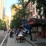 Imagen de archivo que muestra a varias personas comiendo en la terraza del restaurante italiano Da Rosina en el barrio de Hell's Kitchen, en Nueva York (EE.UU). EFE/Nora Quintanilla