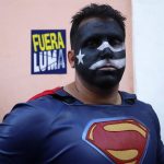 Un hombre con el rostro pintado de la bandera puertorriqueña en negro y disfrazado de Superman participa en una protesta en contra de Luma Energy, la empresa privada encargada de la transmisión y distribución de la electricidad en Puerto Rico, hoy, frente a la Fortaleza, sede del Ejecutivo en San Juan (P.Rico). EFE/ Thais Llorca