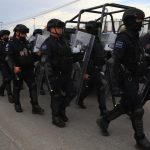 Integrantes de la Policía Municipal a su llagada hoy al Centro de Reinserción Social (Cereso) número 3, en Ciudad Juárez, estado de Chihuahua (México). EFE/Luis Torres