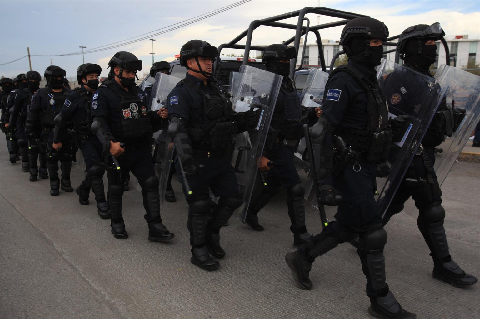 Integrantes de la Policía Municipal a su llagada hoy al Centro de Reinserción Social (Cereso) número 3, en Ciudad Juárez, estado de Chihuahua (México). EFE/Luis Torres